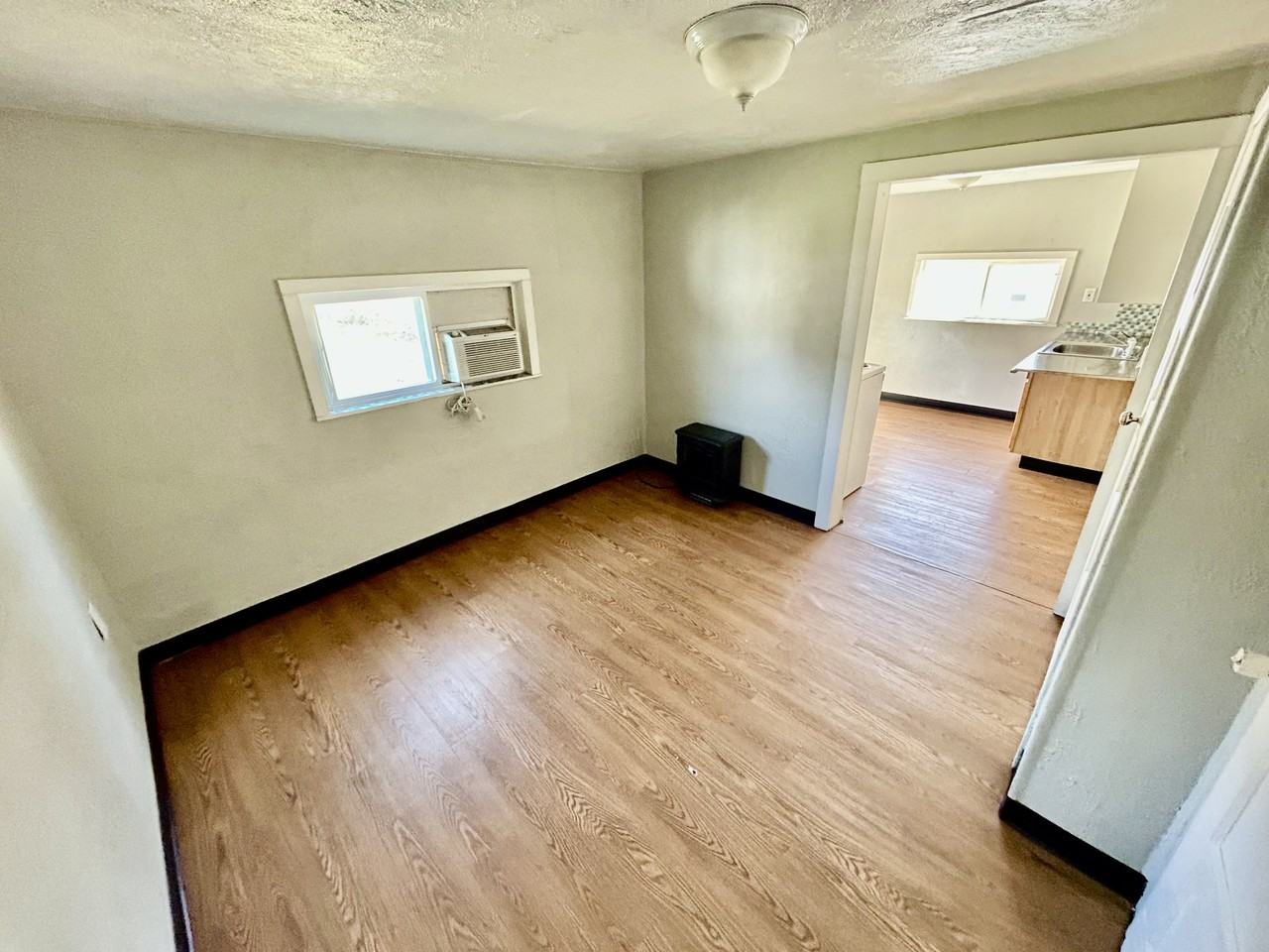 531 1/2 W 9th St #1 - Photo 4 of 7