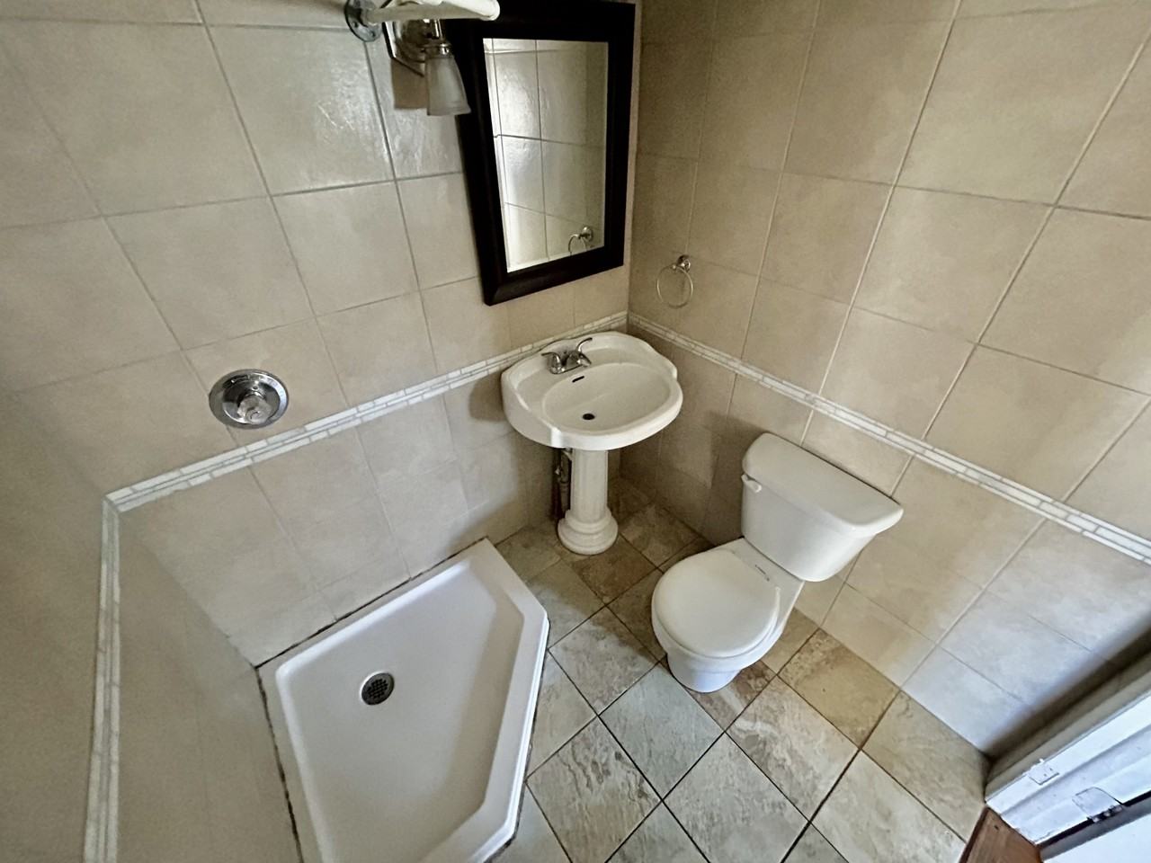 531 1/2 W 9th St #1 - Photo 5 of 7