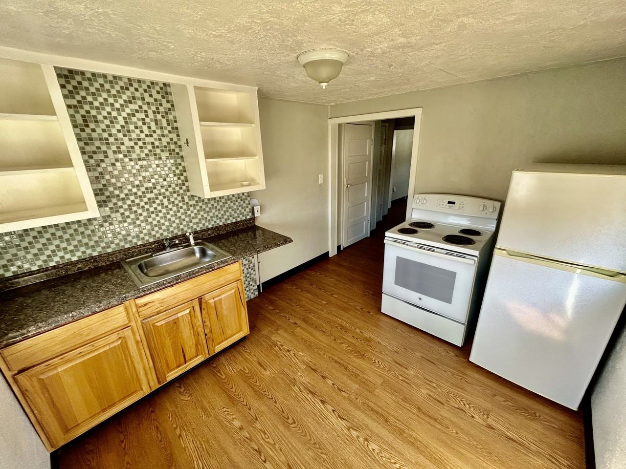 531 1/2 W 9th St #1 - Photo 6 of 7