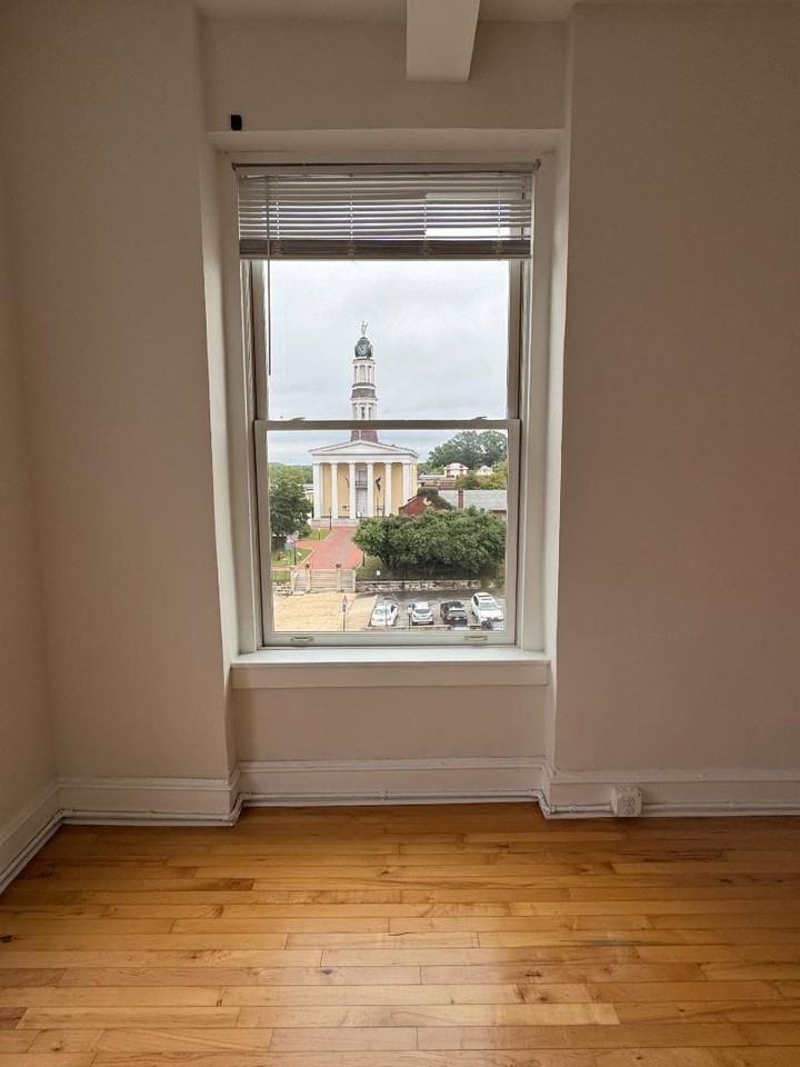 Courthouse View Apartments - Photo 4 of 11