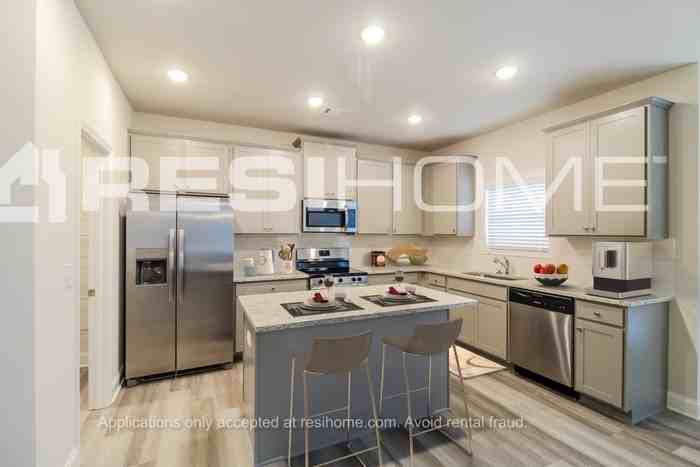 422 Holiday Bluff Ln - Photo 3 of 17