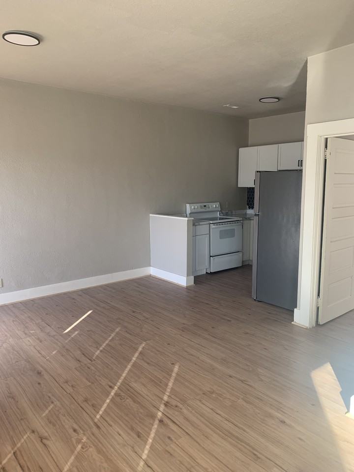 605 Main St #B - Photo 2 of 5