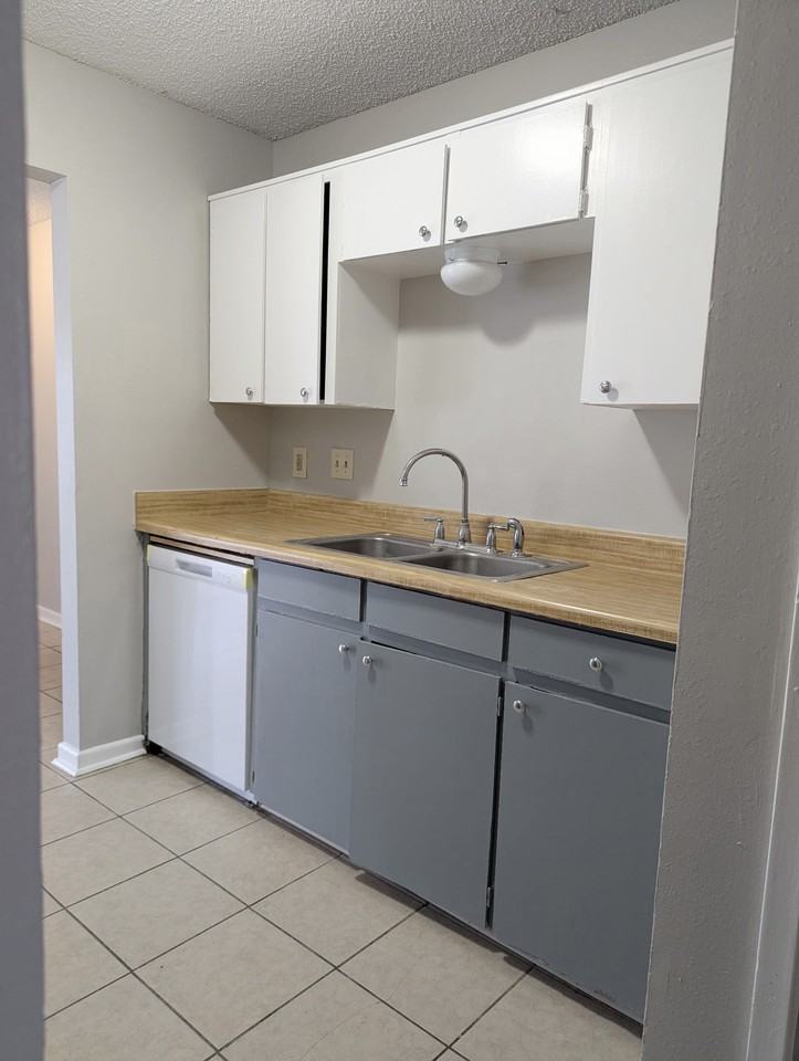 411 Vieux Orleans Cir #D - Photo 2 of 8