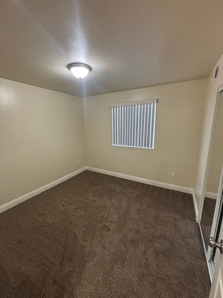 1142 East 50th Street - Photo 6 of 21