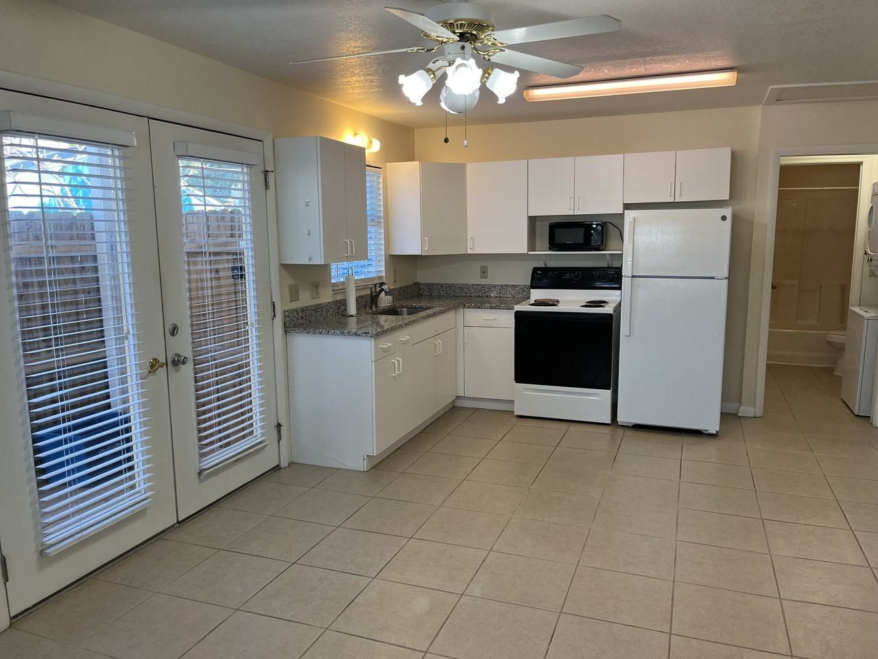 725 Gray St S #B - Photo 2 of 17