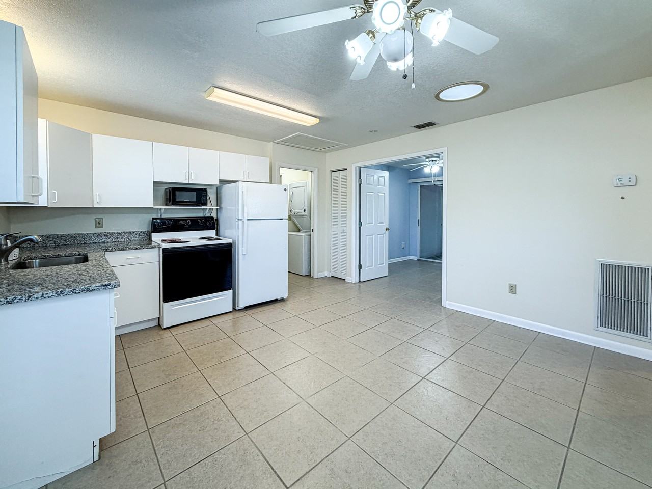 725 Gray St S #B - Photo 3 of 17