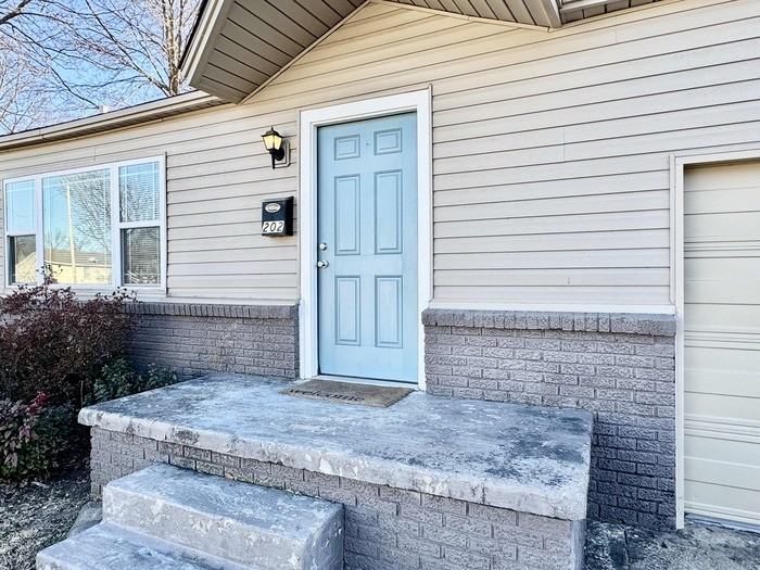 202 E 6th St - Photo 3 of 28