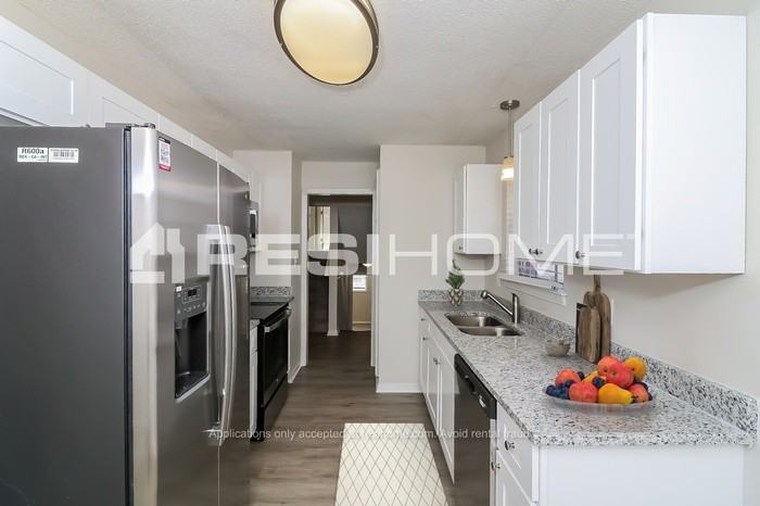 7000 Ledgewood Dr - Photo 2 of 19