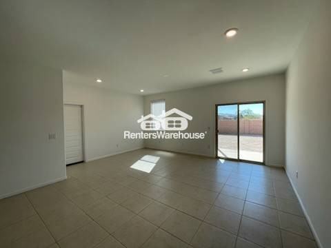 10507 W Washburn St - Photo 3 of 29