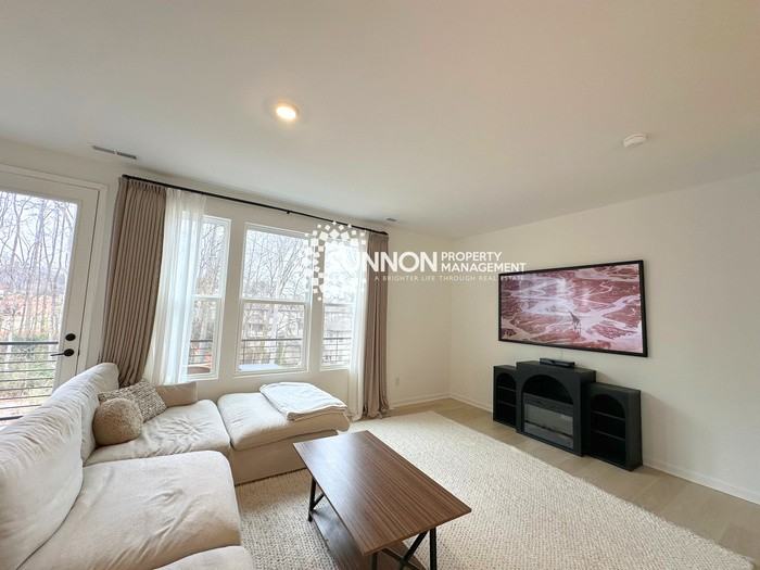 1526 Blanche St - Photo 4 of 28