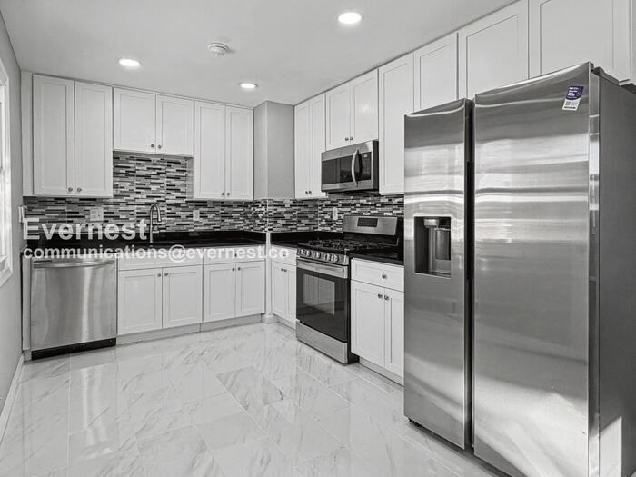 8010 Carmel Dr - Photo 3 of 34