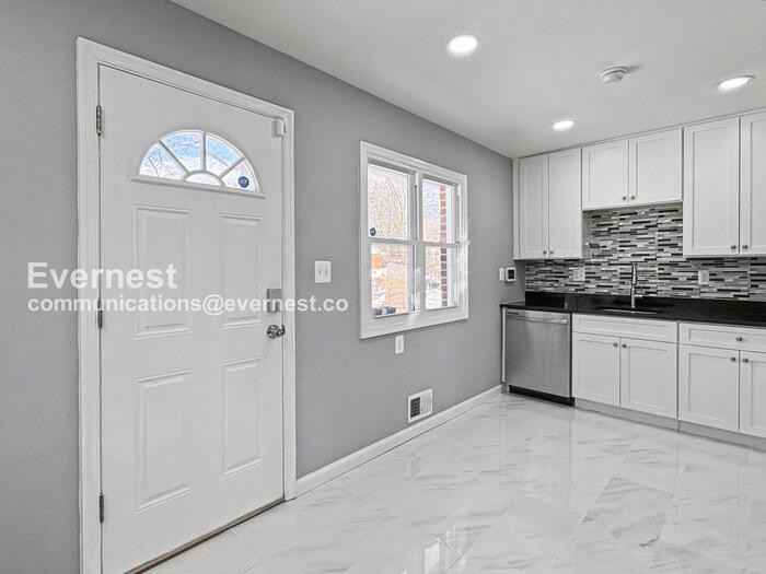 8010 Carmel Dr - Photo 4 of 34