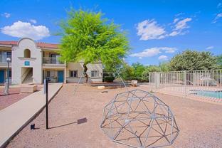 232 N Chalmers Ln - Photo 1 of 1