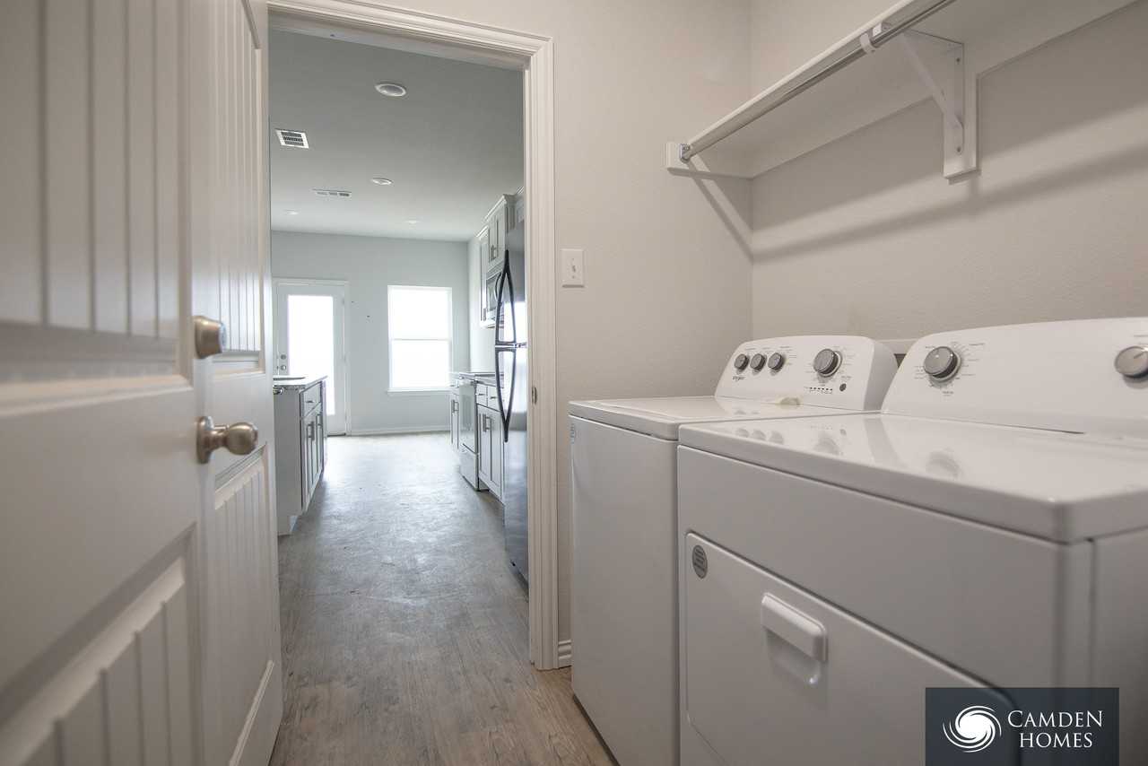 2752 William St - Photo 2 of 11