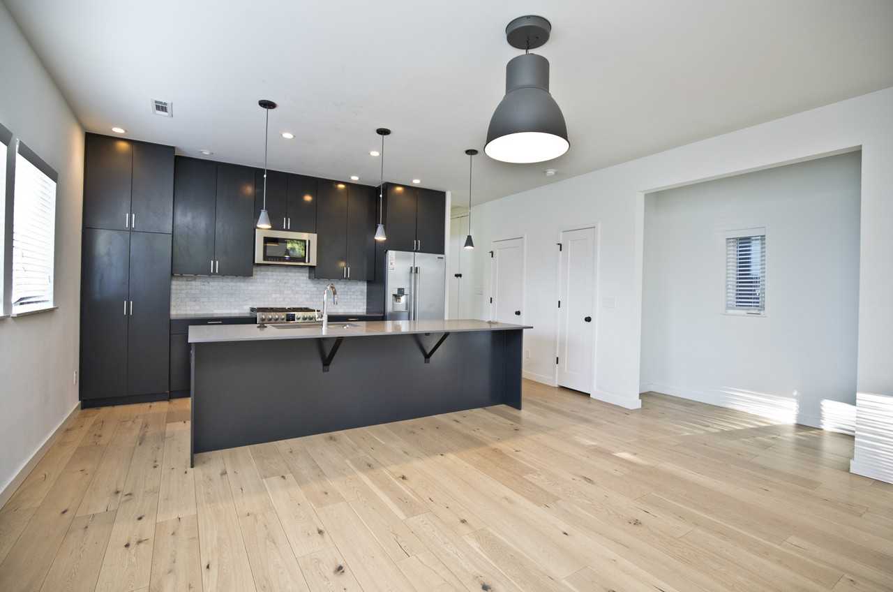 730 W Stone St - Photo 2 of 27