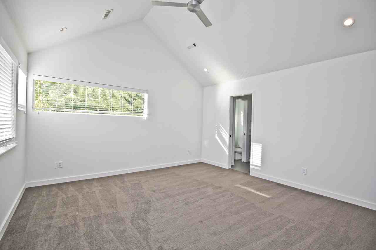 730 W Stone St - Photo 2 of 27