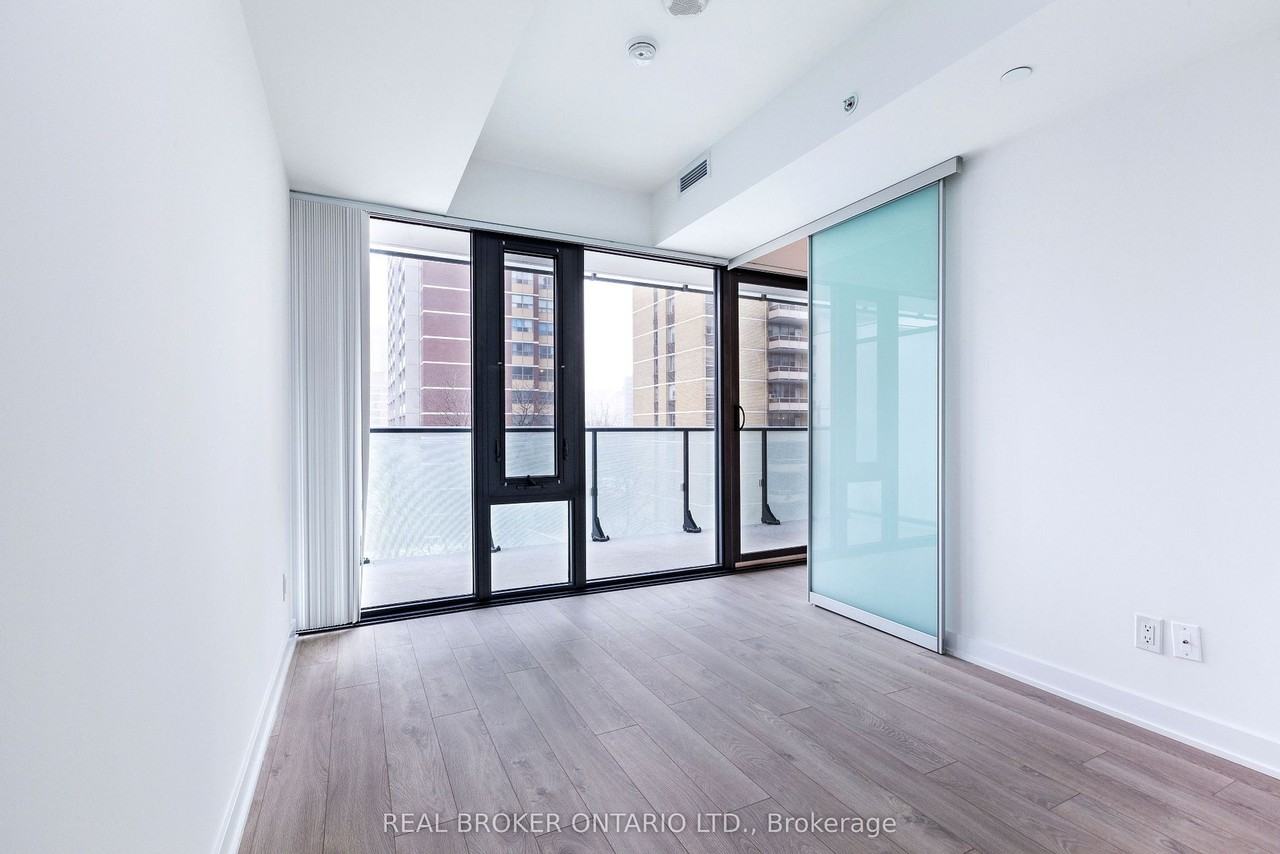 185 Roehampton Avenue #304 - Photo 7 of 16