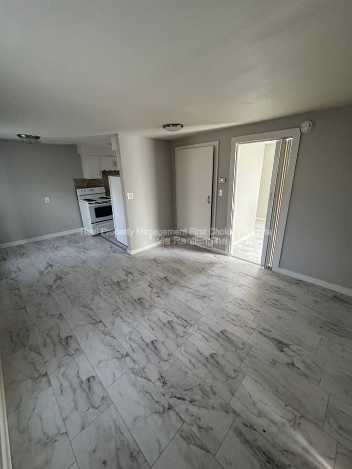 328 N Volutsia Ave - Photo 2 of 9