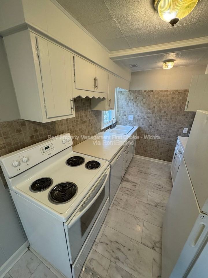 328 N Volutsia Ave - Photo 4 of 9