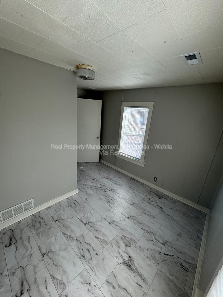 328 N Volutsia Ave - Photo 7 of 9