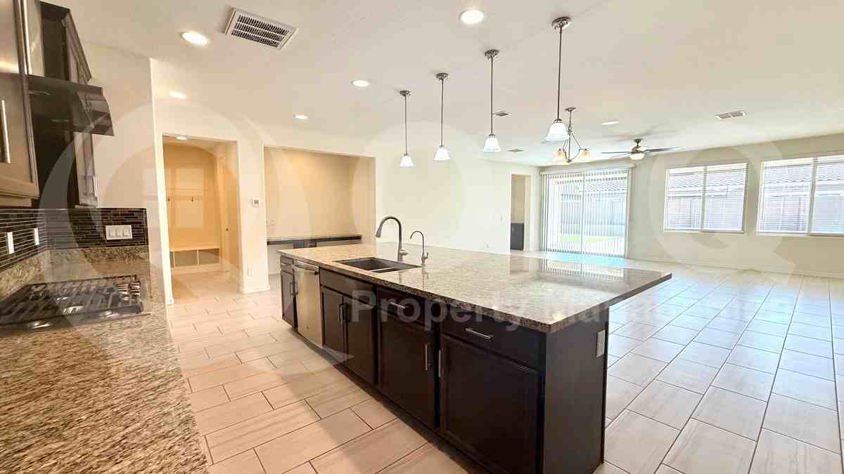 9673 W Cashman Dr - Photo 4 of 34