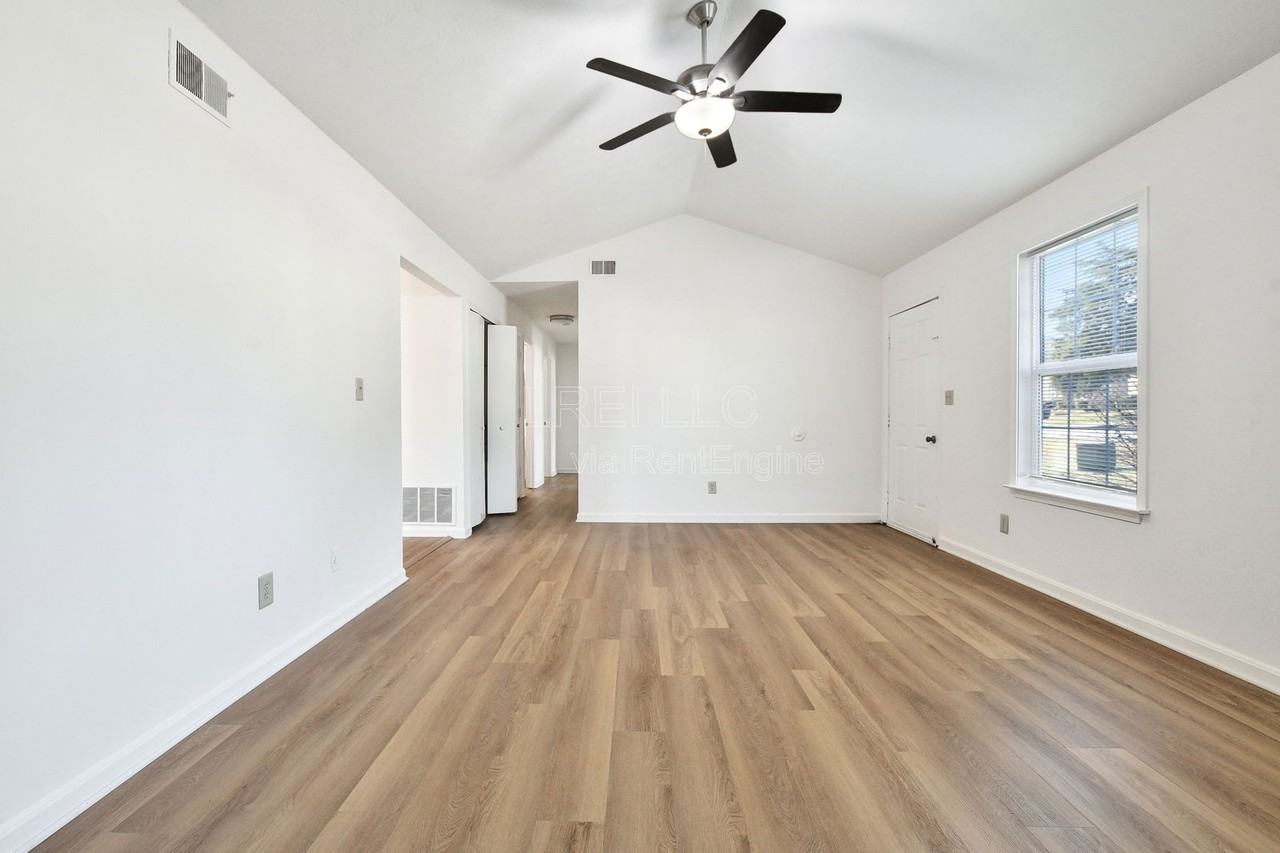 5628 Wooded Lake Dr - Photo 5 of 13