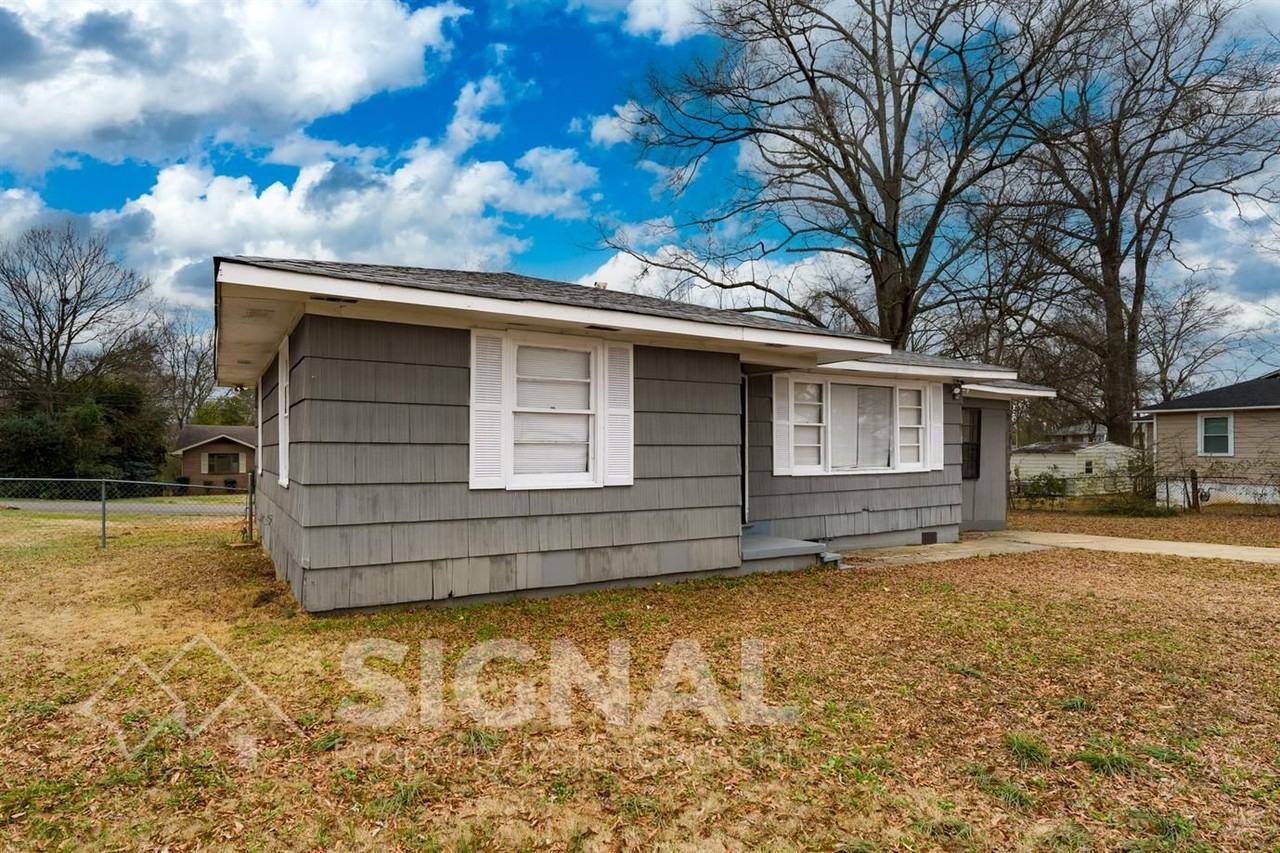 1052 Apple St - Photo 2 of 24