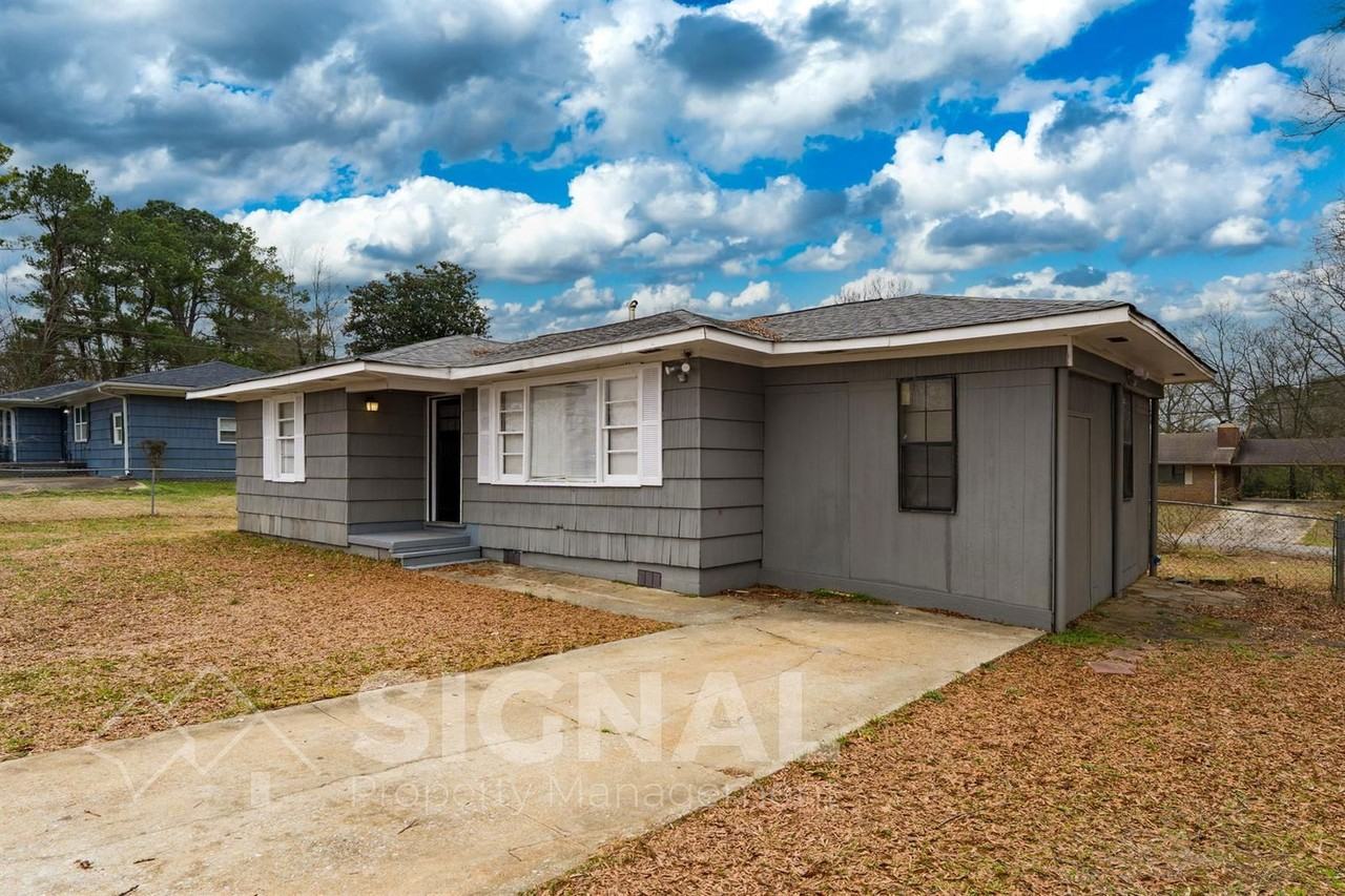 1052 Apple St - Photo 3 of 24