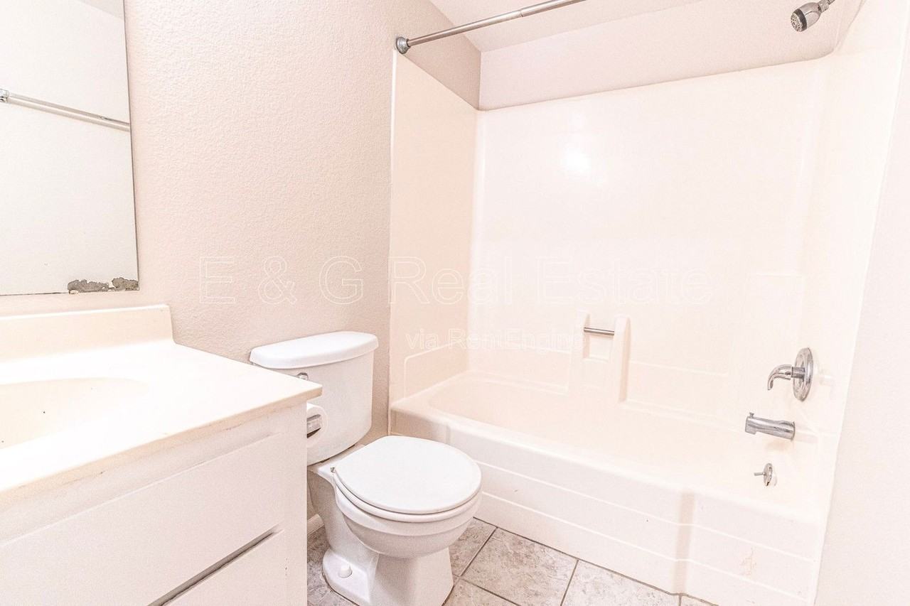 2642 E Orange St - Photo 7 of 13