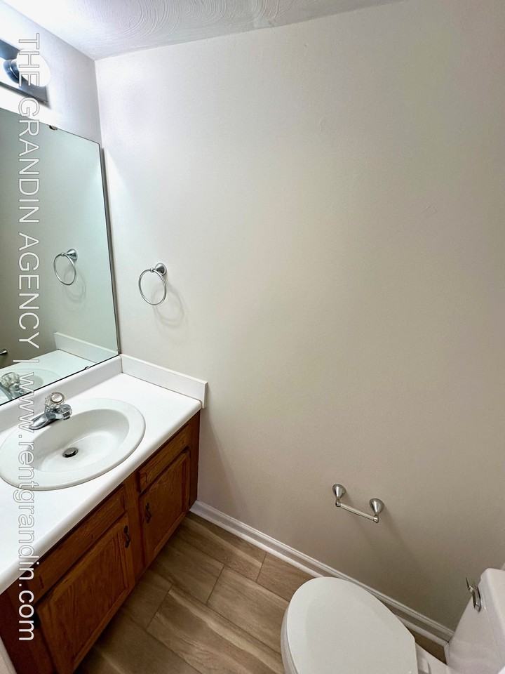 102 Lakehurst Ave #102 - Photo 3 of 14