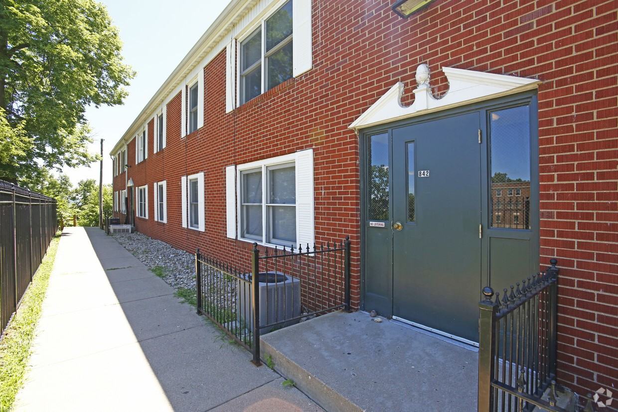 900 The Avenue Apartmentsw Moss Ave - Photo 2 of 10