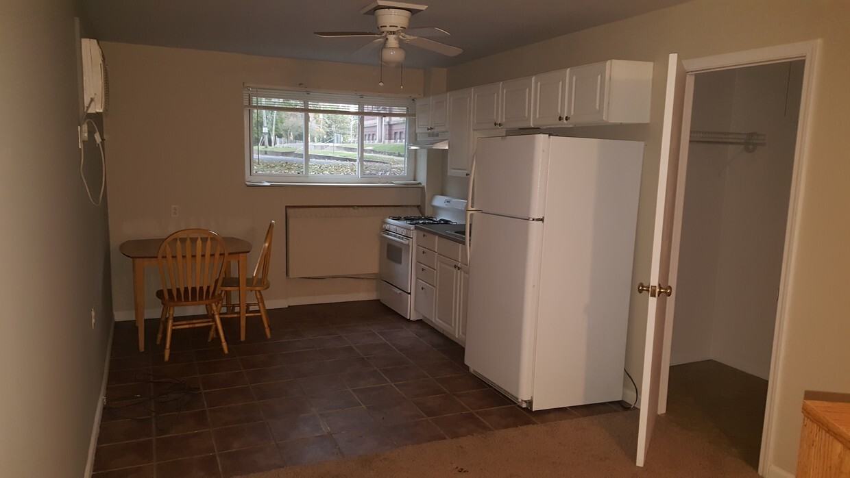 900 The Avenue Apartmentsw Moss Ave - Photo 2 of 10