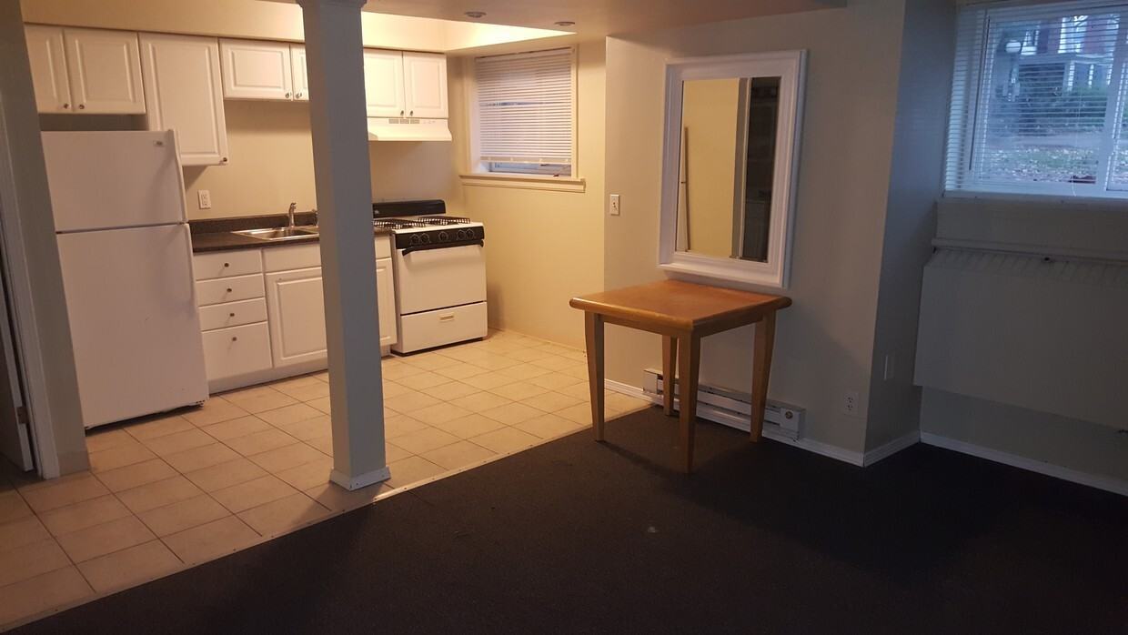 900 The Avenue Apartmentsw Moss Ave - Photo 2 of 10