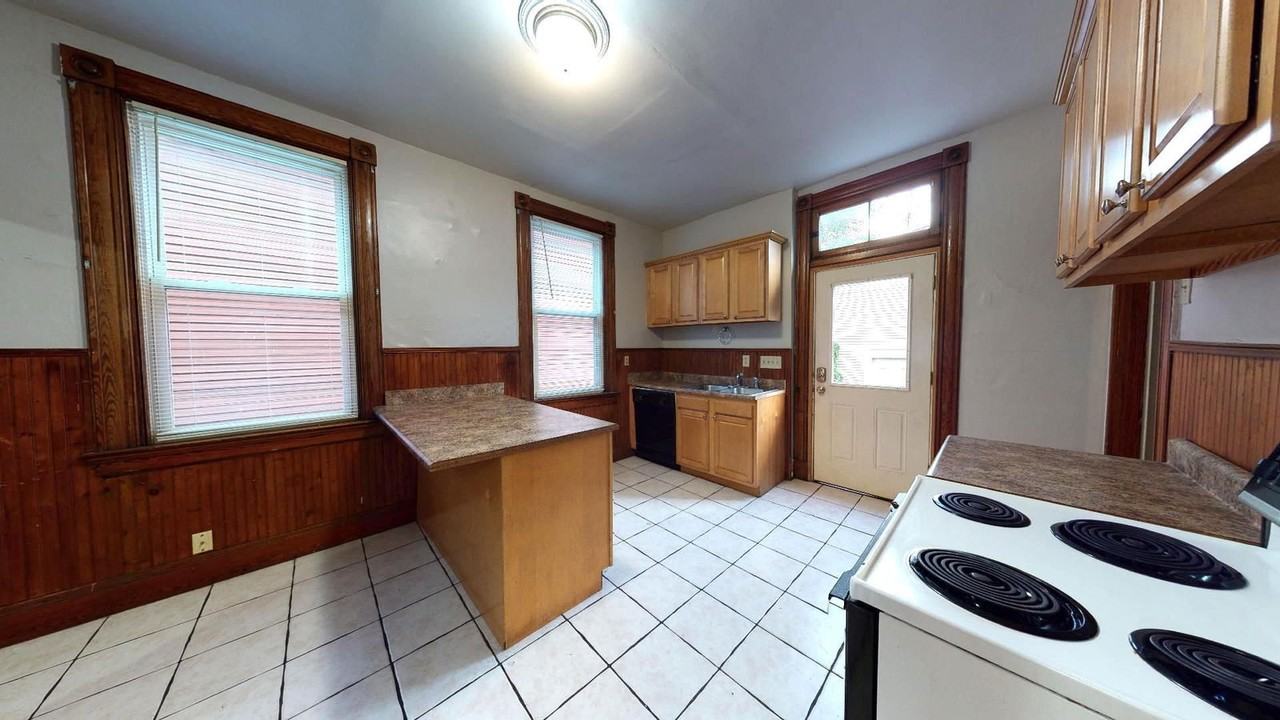 2319 Sauer Ave - Photo 4 of 11