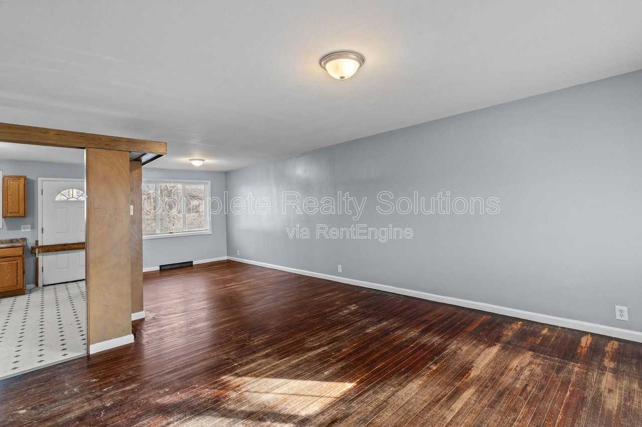 10314 Viscount Dr - Photo 4 of 37