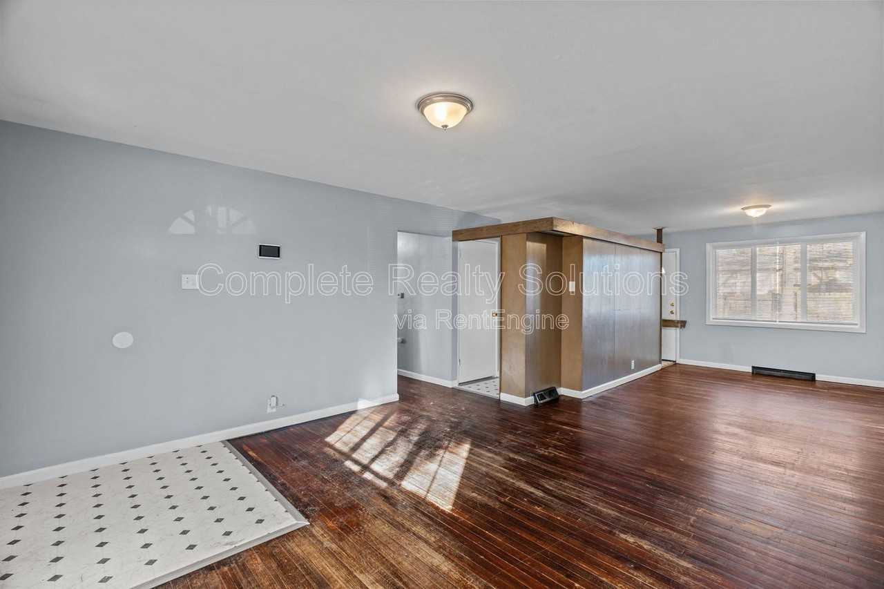 10314 Viscount Dr - Photo 5 of 37