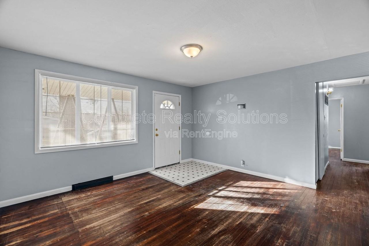 10314 Viscount Dr - Photo 6 of 37