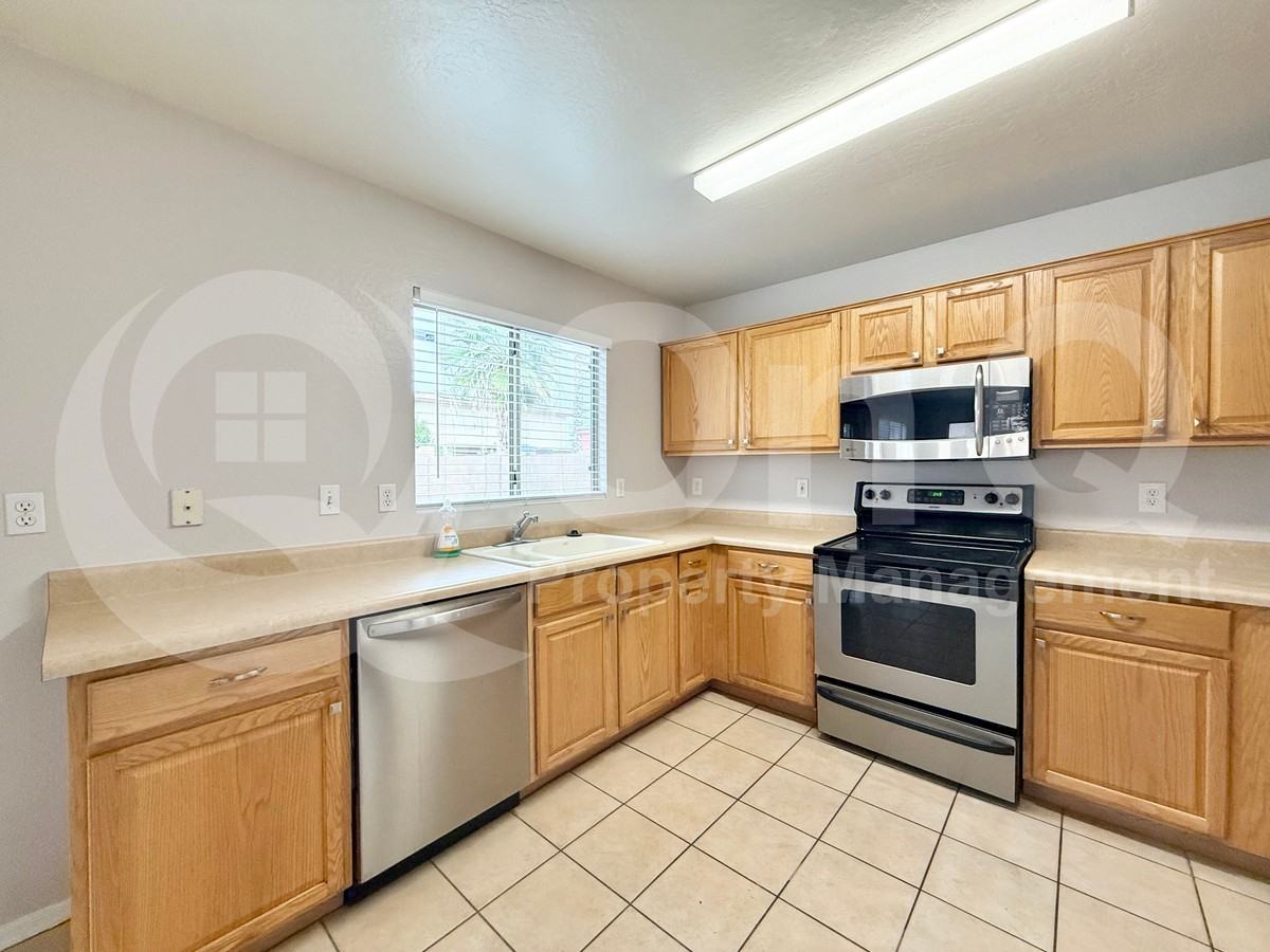 1374 E 10th Pl - Photo 4 of 26