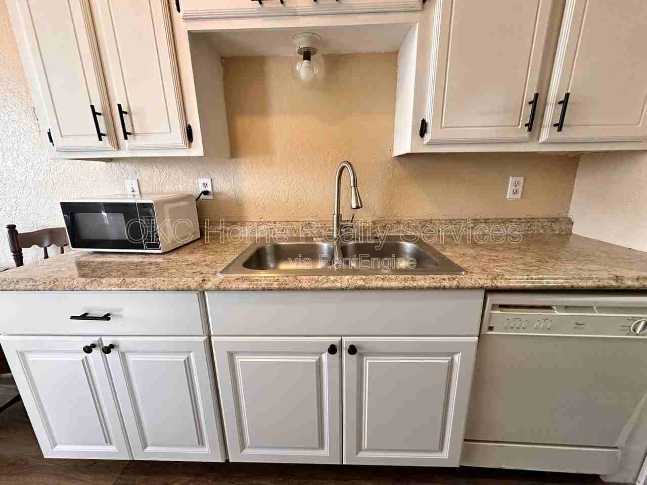 109 Se 42nd St #D - Photo 6 of 15