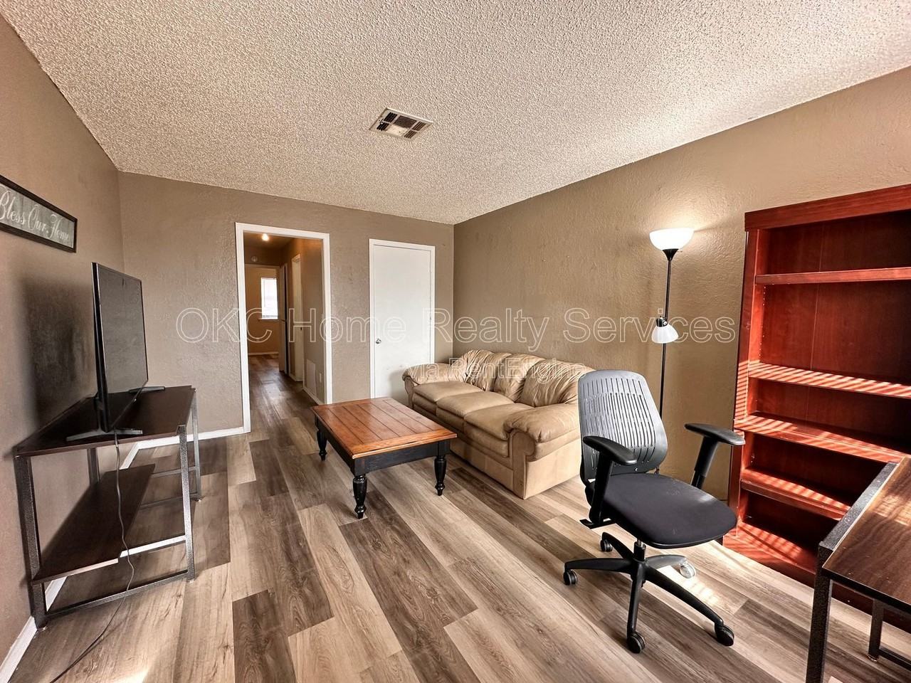 109 Se 42nd St #C - Photo 2 of 20