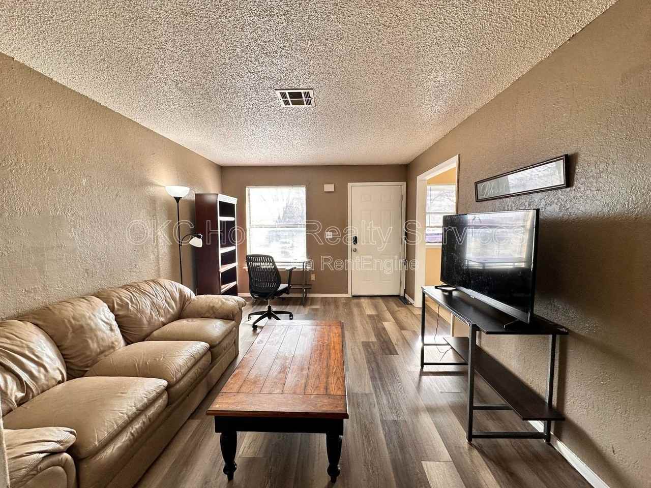 109 Se 42nd St #C - Photo 3 of 20