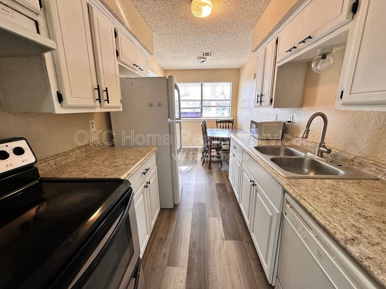 109 Se 42nd St #C - Photo 6 of 20