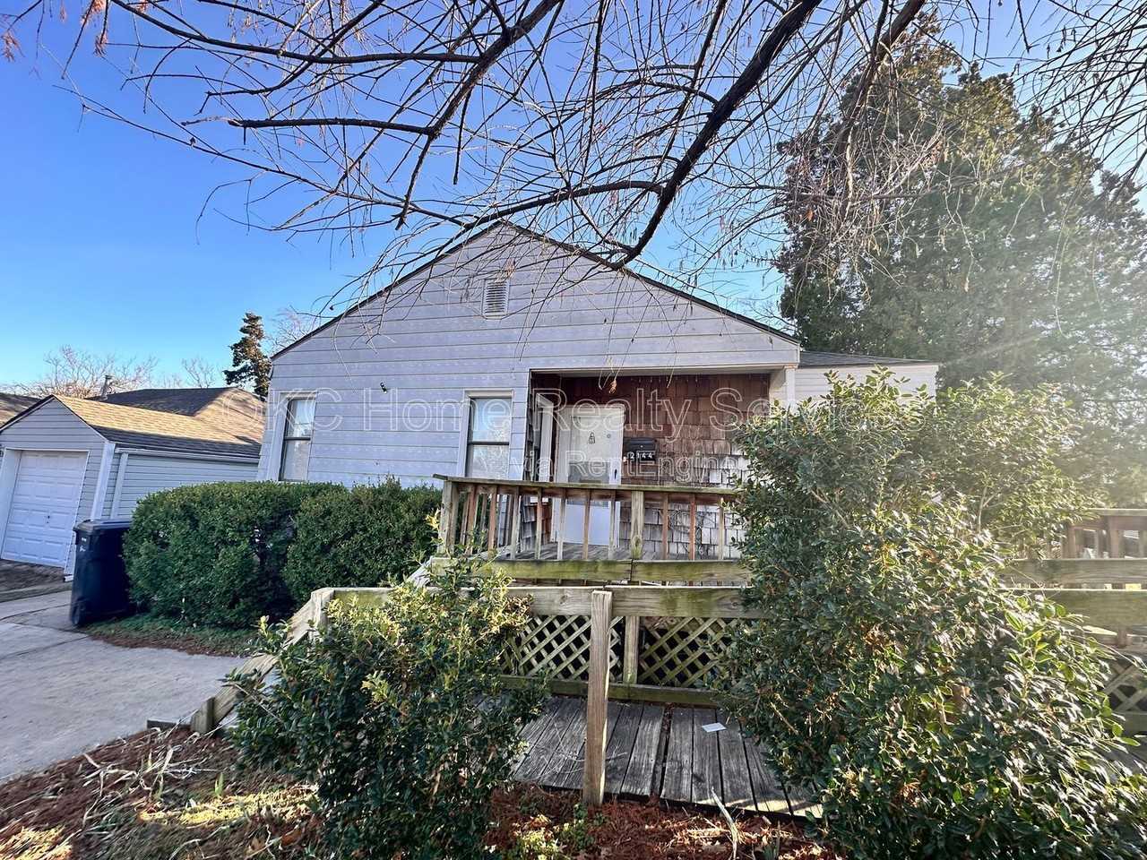 2144 Nw 36th St - Photo 4 of 25