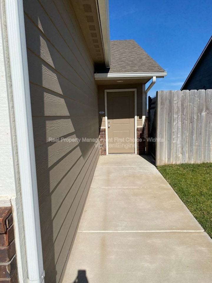 412 S Longbranch Dr - Photo 2 of 21