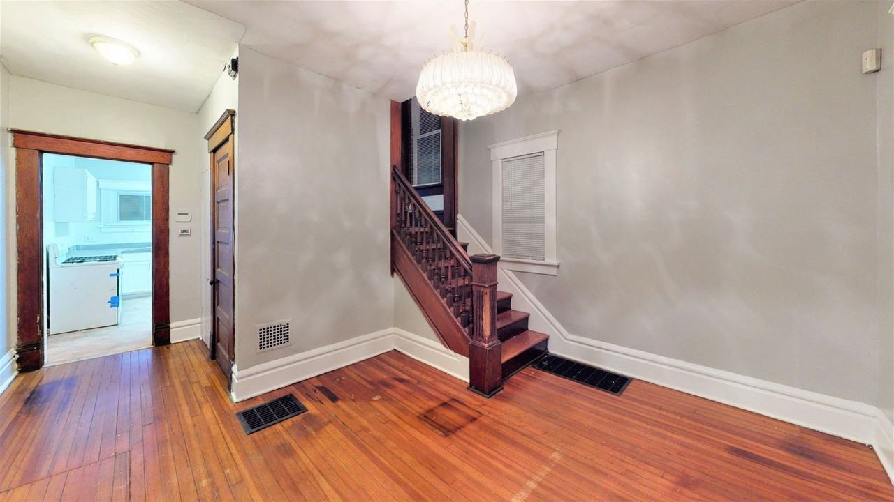 1410 Indianola Ave - Photo 4 of 8