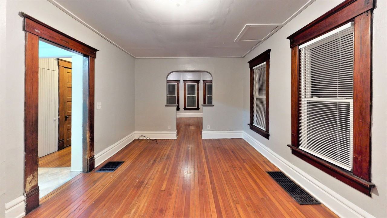 1410 Indianola Ave - Photo 7 of 8