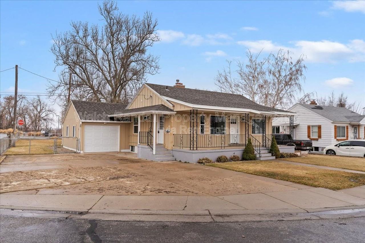 153 Country Club Dr - Photo 3 of 36