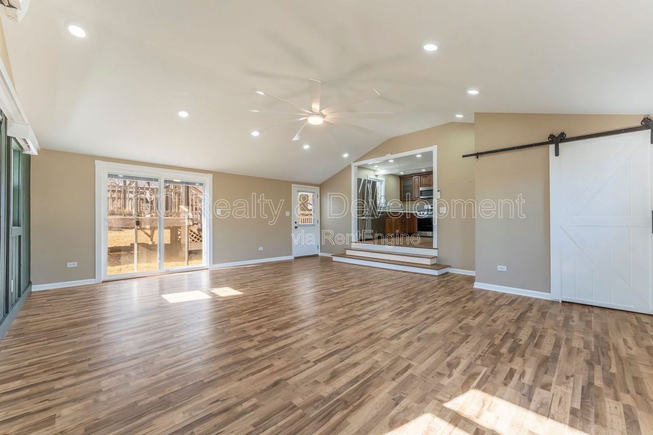 72 Clover Dr - Photo 3 of 24