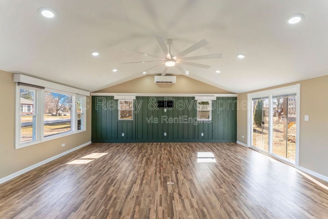 72 Clover Dr - Photo 5 of 24