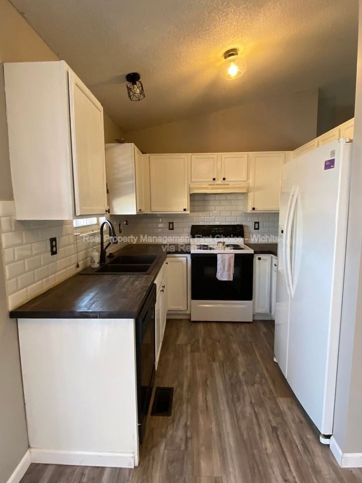 10802 W Carr Ave - Photo 3 of 27